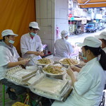 阿娥水餃 - 皆さん、仲良くお仕事。