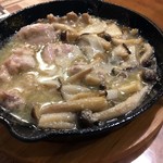 フライパン酒場 ぼ～の - 「鶏肉ときのこのアヒージョ」500円也。