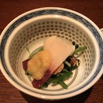鯨ベーコン、水菜、わさびの葉、酢味噌和え
          