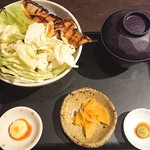 なまらうまいっしょ R246伊勢原店 - 国産バラ豚丼・味噌汁セット(並・肉増し)です。