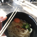 大庄屋製麺 - 釜抜きの小と卵で釜玉にして、鬼びっくりを少し。出汁醤油もいい味してた。130円、自己精算でお釣りも自分で取る。