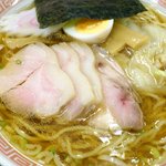 チャーシュー麺にワンタントッピング。