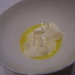 カンテサンス - アントレ／塩とオリーブオイルが主役、山羊乳のバヴァロワ