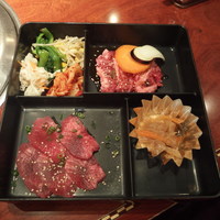 上野太昌園 上野本店 - ダブルランチ弁当1180円（ランチカルビ、タン塩、キムチ、ナムル、日替わり1品、ライス、ワカメスープ）