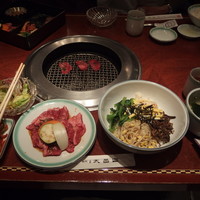 上野太昌園 上野本店 - Ｃランチ1180円ランチカルビ、ビビンバ、ワカメスープ