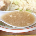 ラーメン二郎 - かき混ぜるとカラメのスープ