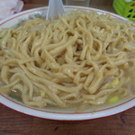ラーメン二郎 - 実際はもっと細く感じます