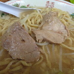 ラーメン二郎 - 小ぶりな豚