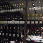 カンテサンス - 個室の壁一面ワインセラー