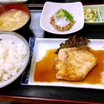 十八番 - カジキの照り焼きとイカ納豆定食。¥800。