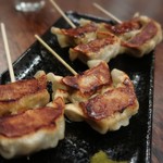 龍の餃子 - 炭火焼鳥餃子。
            つくねに、鶏肉が粗く散りばめられた餡。
            食感が面白い！ 