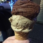 Il Gelato di San Crispino al Pantheon - 珈琲とヘイゼルナッツです　苦甘いのが格別に美味しい