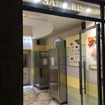 Il Gelato di San Crispino al Pantheon - お店の入口です　sabatoは12時まで開いているので近所の仕事帰りのカメリエーレが蛾のように（笑）寄ってきます