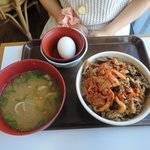 すき家 - キムチ牛丼　卵トン汁セット　520円