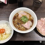 かしわぎ - ラーメン680円、チャーシュー250円、日替りご飯120円。美味すぎて、安すぎる。