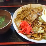 DINING Ben - 「太麺焼きそば 大盛」(¥600-税込)の全景です。