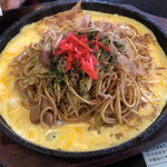 Shato Kuwana - 焼きそば定食(780円税込価格)の焼きそば
                鉄板玉子焼きそばです。