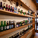 bi-rukurabunishiogikubobiahausu - ビールが陳列されている壁