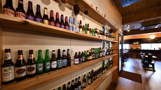 bi-rukurabunishiogikubobiahausu - ビールが陳列されている壁
