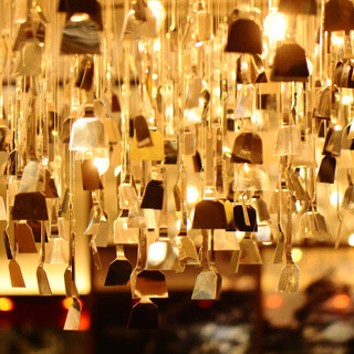 広々とした店内は、ゆったりとくつろげる落ち着いた空間