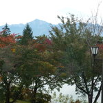 ホテル八峯苑・鹿の湯 - レストランの窓越しに見る甲斐駒ケ岳