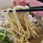 煮干し豚骨らーめん専門店 六郷 - 煮干しが麺に絡みます