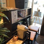 辰金 - 待ち席。新聞・雑誌・ジャンプとお茶のセルフスペースがあります。