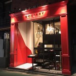 BOUTARY - 赤いエントランスがいかにもビストロといった雰囲気です。