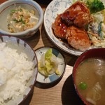 花みずき - 日替わりランチ800円
      この日のメインはツクネ
      何じゃかんじゃ品数豊富、食後にはホットコーヒー