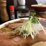 中華そば しば田 - チャーシュー、カイワレ、メンマ、白髪ネギ