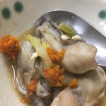 すき焼･鍋物 なべや - かきみそ鍋を取り分け後にゆずこしょうを入れる