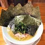 濱之家 - ラーメン700円麺硬め。海苔増し100円。
