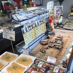 フィッシュ金梅 - 店内の寿司コーナー
