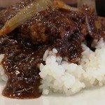 松屋 - ハンバーグカレー…横から見ても隠れてるw