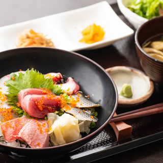每日海鲜菜單，您可以在午餐時間輕鬆享用。