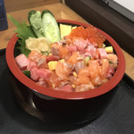 丼兵衛 - 【海鮮バラちらし丼】（540円税込）に【いくら醤油漬】（280円税込）をトッピング。