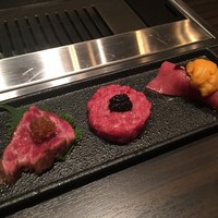 焼肉うしごろ 銀座並木通り店 - 牛刺し3種：ザブトンの炙り握り生うに添え、牛タルタルキャビア添え、カイノミの炙りたたき