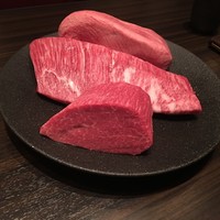 焼肉うしごろ 銀座並木通り店 - 調理前の肉を見せながら説明してくれます