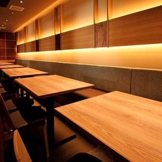 片側がソファーになっているテーブル席は4名様×8卓、2名様×1卓ございます。