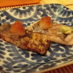 すし匠 - 右：さごしの皮炙り　左：ぶりの皮炙り