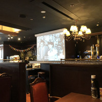 ALLY’s Italian Bar&Party - 店内。大きなスクリーンがあります。 ALLY’s Italian Bar&Party - 店内。大きなスクリーンがあります。