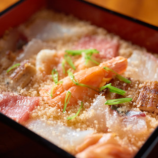 A bountiful bounty from Akashi City, Hyogo Prefecture. Enjoy freshly caught seafood from the market.