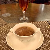 中国料理 彩龍 - 干し貝柱入り五目スープとキリンブラウマイスター