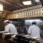 Mutsugorou - カウンター内には４人くらいの料理人が。
