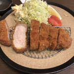 とんかつ なかお - ロースカツ定食、肉の断面です。ホントぶ厚いです。