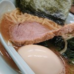 横浜ラーメン 武蔵家  - 分厚いチャーシュー