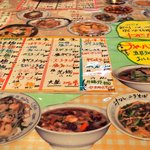 丸晶中国料理 - テーブルに貼られた写真がシズル感満点！