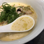 Japanese Soba Noodles 蔦 - サラリとしてサーモン濃厚な白湯スープ