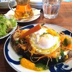 ブリコラージュ ブレッド アンド カンパニー ダイニング・カフェ - 甘みの楽しめる2種ニンジンとニンジンソースにパセリのダブルソース、柑橘の香りが効かされていてさわやかです。とろりアリス卵、グリーンオリーブの風味がたまらないアクセントになっておいしい♡20190125