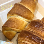 フレッシュベーカリー神戸屋 - クロワッサンプリュス(216円)と塩バターパン(151円)♪
塩バターパンもバターの香り良く、ほんわり優しい塩味で、表面さっくり中はふんわりもっちりのこちらも生地の美味しいロールパン☆彡